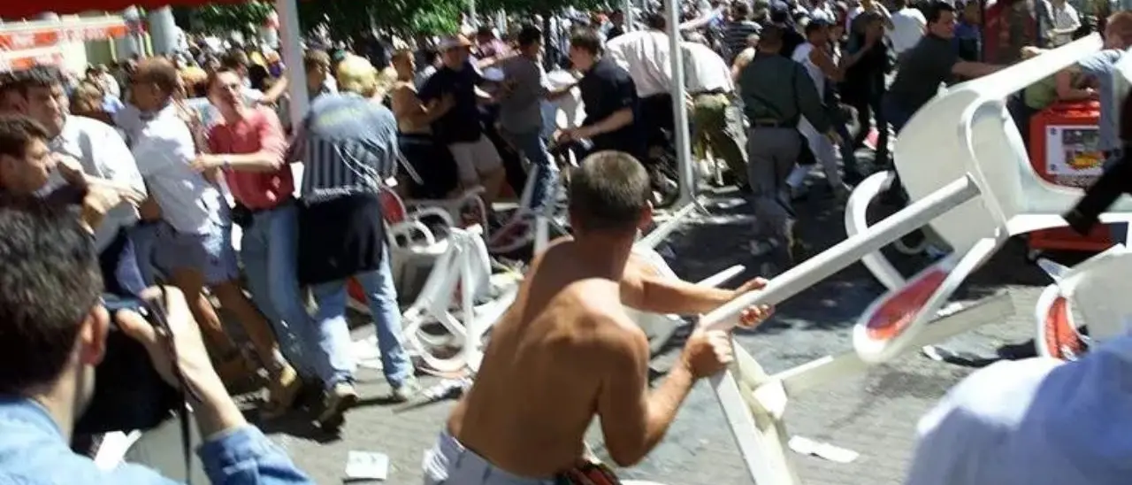 Serbia-Inghilterra, scontri tra tifosi a Gelsenkirchen fuori dallo stadio: due feriti gravi colpiti alla testa