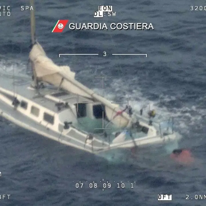 Migranti, gli 11 superstiti portati a Roccella raccontano di un’esplosione sulla barca affondata sulla rotta turca: 50 dispersi