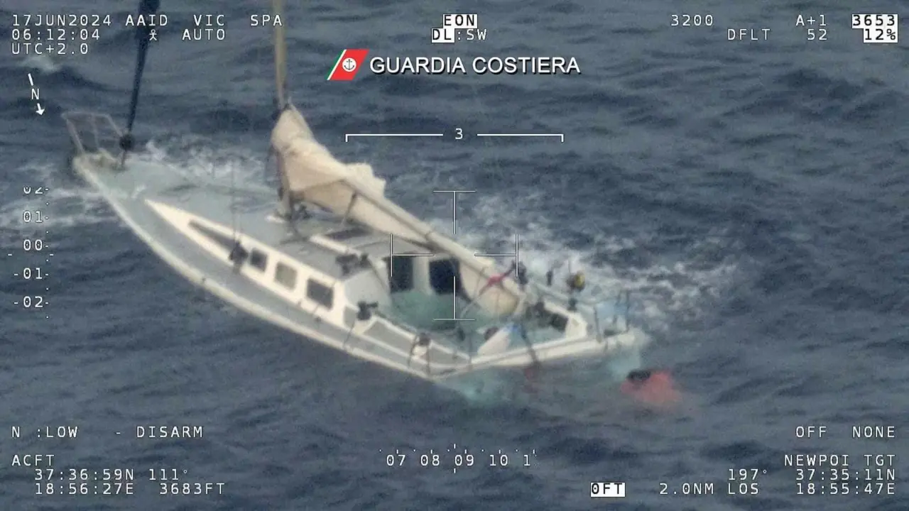 Migranti, gli 11 superstiti portati a Roccella raccontano di un’esplosione sulla barca affondata sulla rotta turca: 50 dispersi