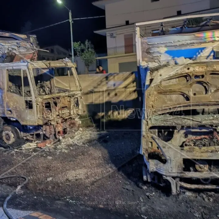 Incendio a Francavilla Marittima, in fiamme 2 camion di un‘azienda ortofrutticola: si propende per la pista dolosa