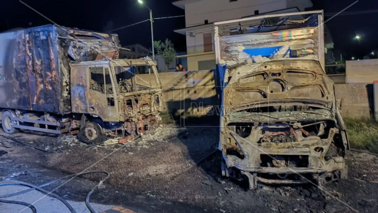 Incendio a Francavilla Marittima, in fiamme 2 camion di un‘azienda ortofrutticola: si propende per la pista dolosa