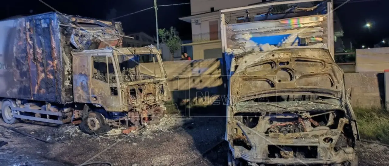 Incendio a Francavilla Marittima, in fiamme 2 camion di un‘azienda ortofrutticola: si propende per la pista dolosa