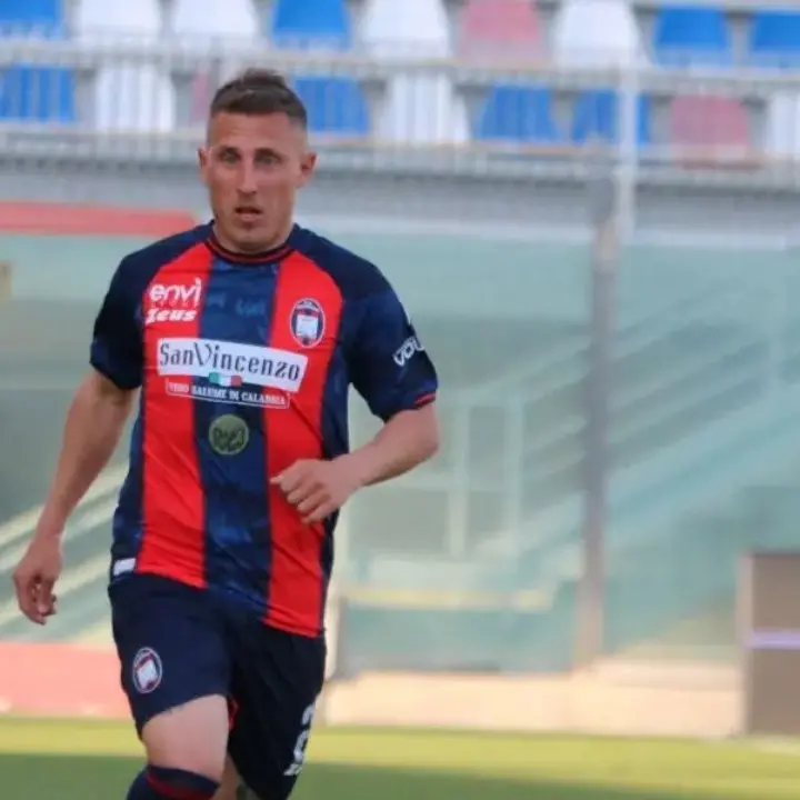 Il Crotone chiude il campionato con i 3 punti contro il Giugliano. Adesso spazio ai play off