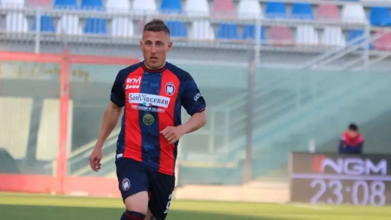 Il Crotone chiude il campionato con i 3 punti contro il Giugliano. Adesso spazio ai play off