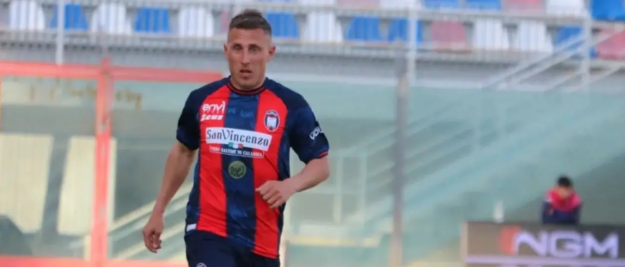 Il Crotone chiude il campionato con i 3 punti contro il Giugliano. Adesso spazio ai play off