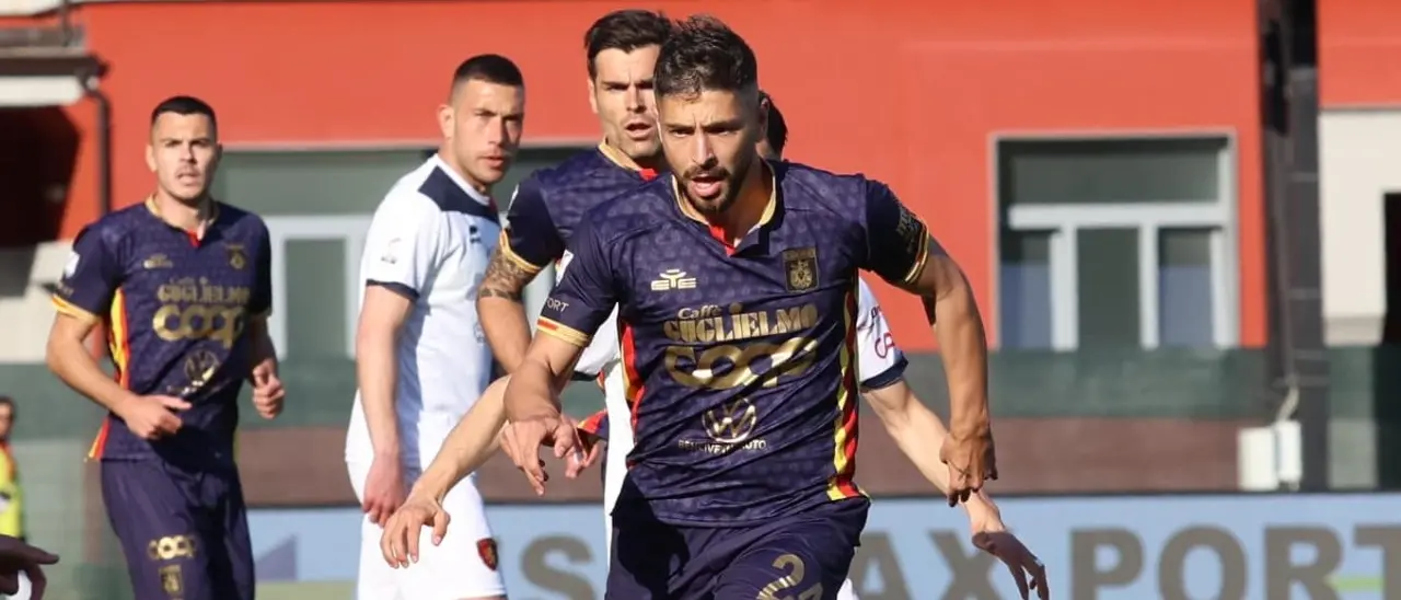 Il Catanzaro perde 3-2 a Potenza ma si gode l’ennesimo record: Iemmello aggancia Deflorio