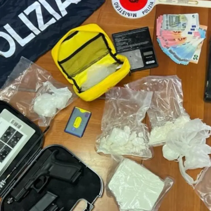 Crotone, in casa con 2 chili di cocaina e una pistola: arrestati madre e due figli tra cui un minore
