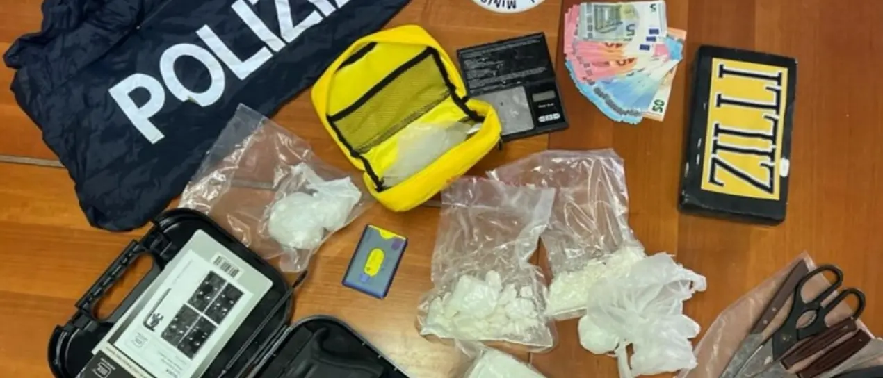 Crotone, in casa con 2 chili di cocaina e una pistola: arrestati madre e due figli tra cui un minore