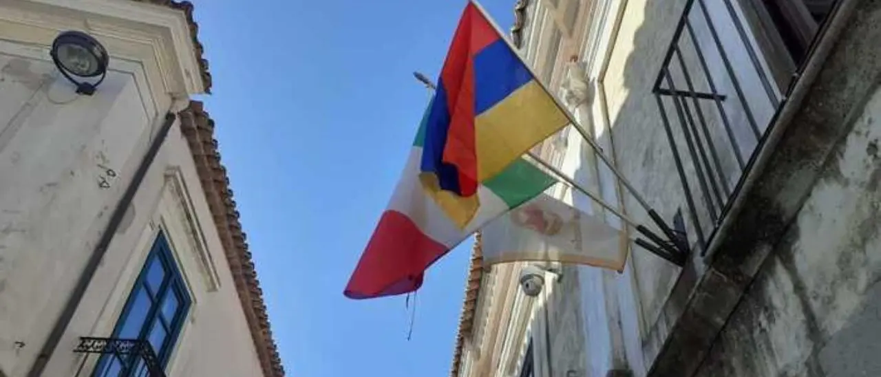 Gerace, sul Comune sventola la bandiera armena in ricordo del genocidio del 1915