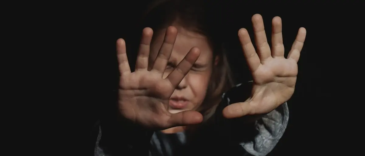 Violenze su una bimba disabile nel Crotonese: per anni il padre e un amico avrebbero abusato sessualmente della piccola