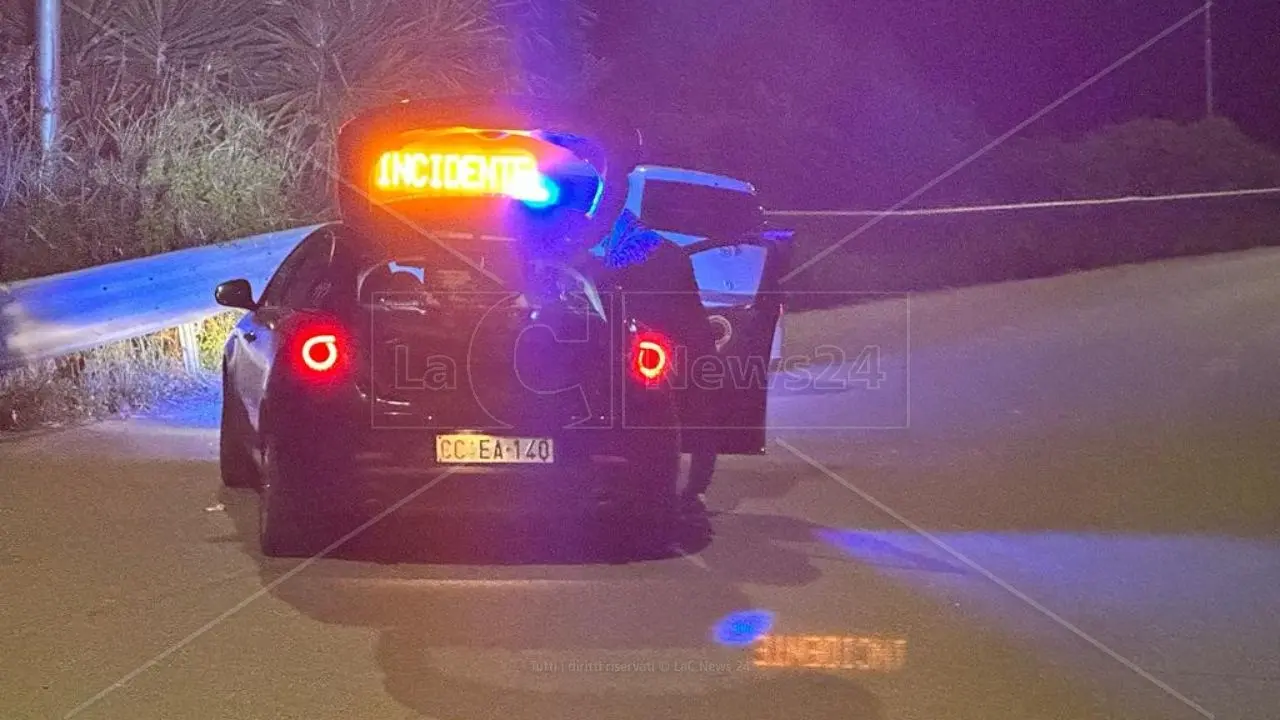 Incidente a Nocera Terinese, auto impatta contro un guardrail: il conducente scende e scappa via