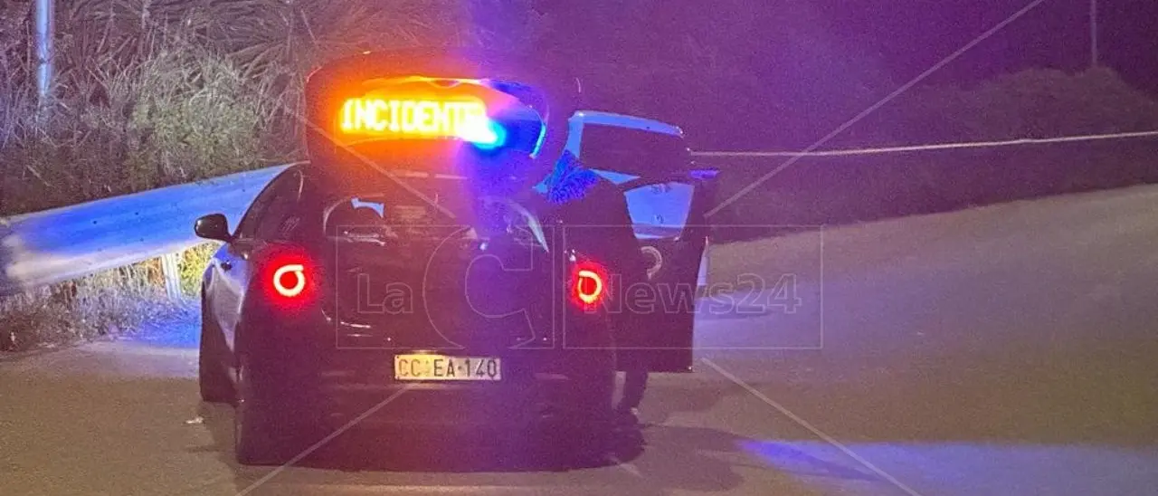 Incidente a Nocera Terinese, auto impatta contro un guardrail: il conducente scende e scappa via