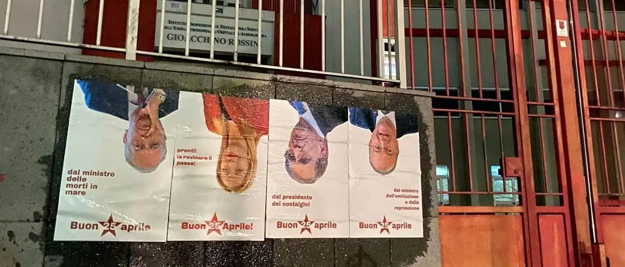 Napoli, affisse foto a testa in giù di Giorgia Meloni e Ignazio La Russa nei luoghi simbolo della Resistenza: indaga la Digos