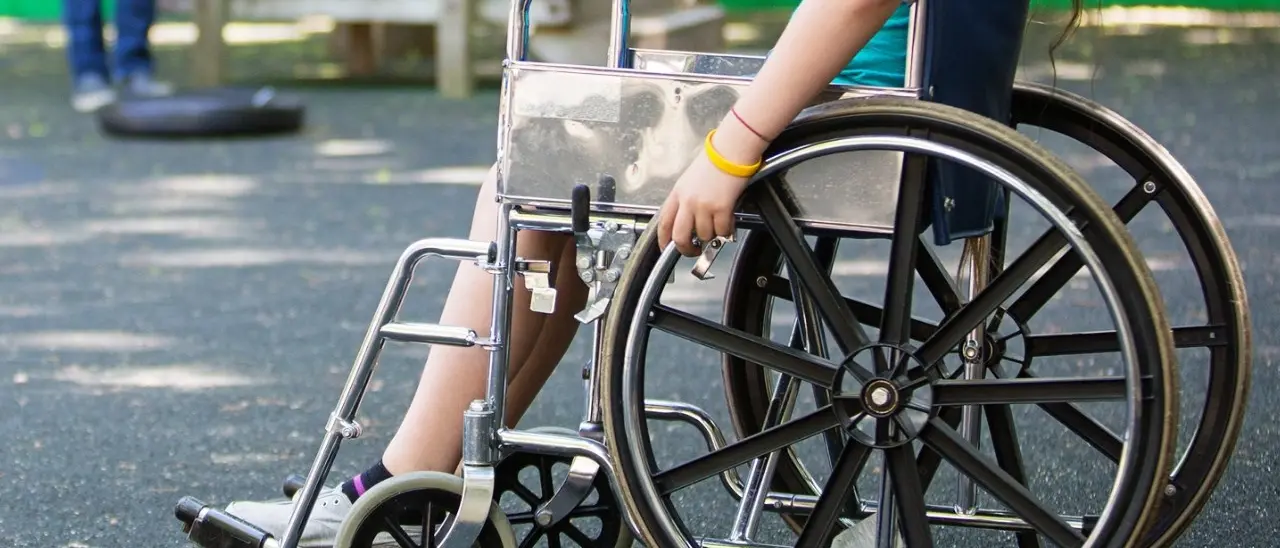 Morta la ragazzina malata di cancro che non riusciva a iscriversi a scuola: rifiutata da due istituti