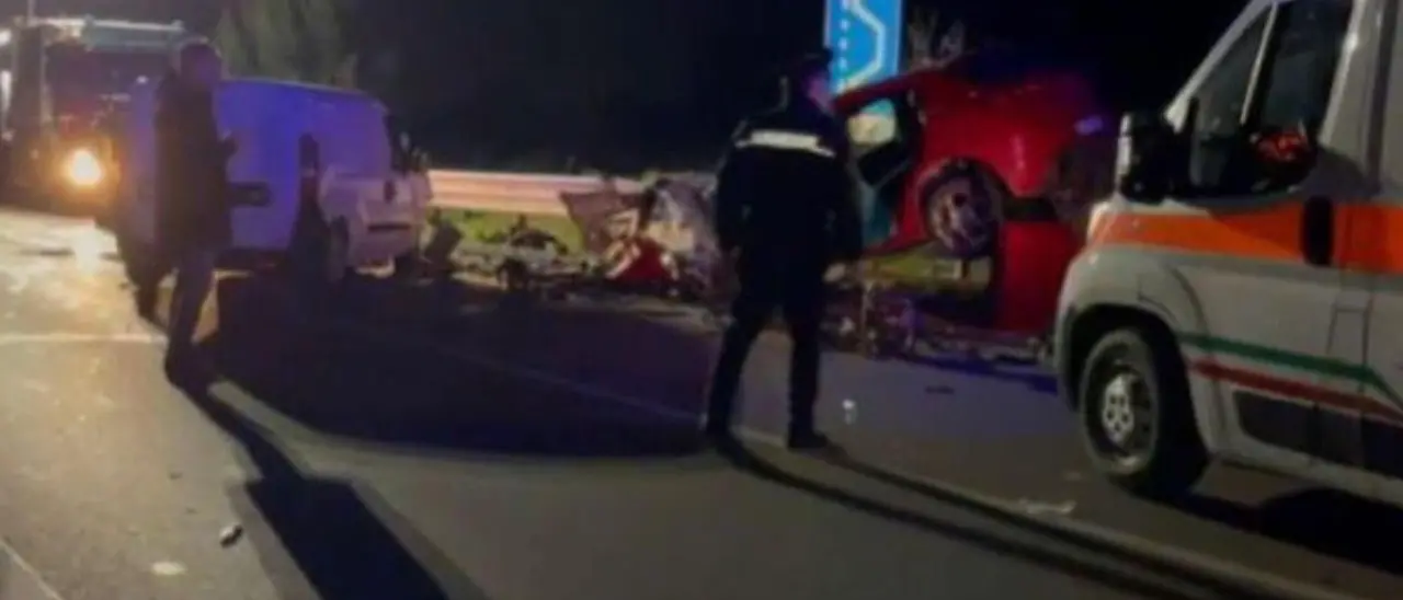 Tragico incidente in Puglia, scontro frontale tra due auto: quattro giovani morti e due feriti