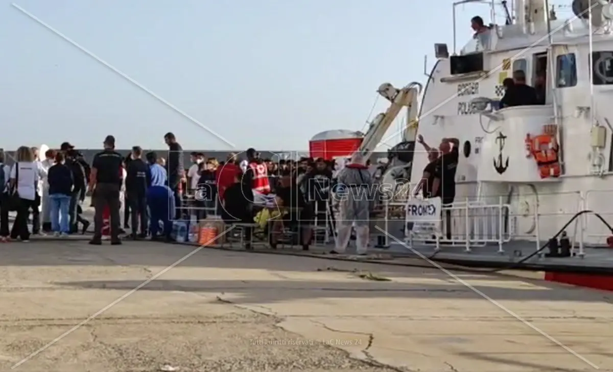 Migranti, ancora arrivi sulle coste della Calabria: 40 persone sbarcate a Crotone