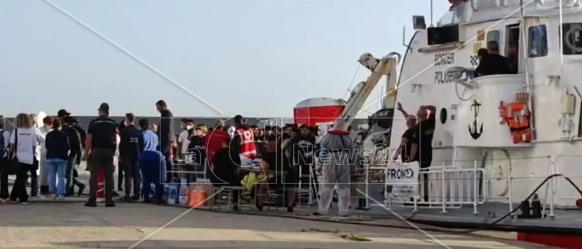 Migranti, ancora arrivi sulle coste della Calabria: 40 persone sbarcate a Crotone