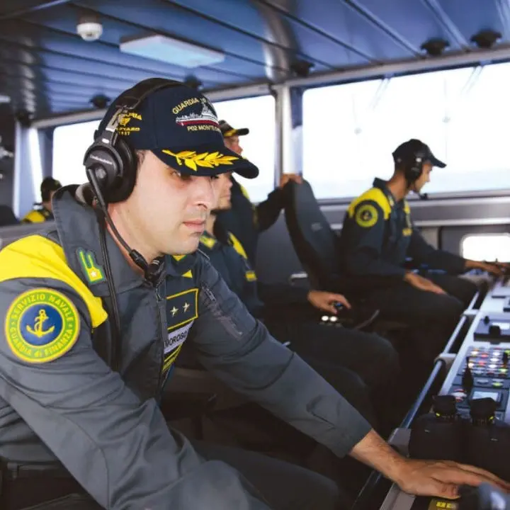 Crotone, avrebbero condotto un’imbarcazione con a bordo 161 migranti poi soccorsi in mare: fermati tre scafisti