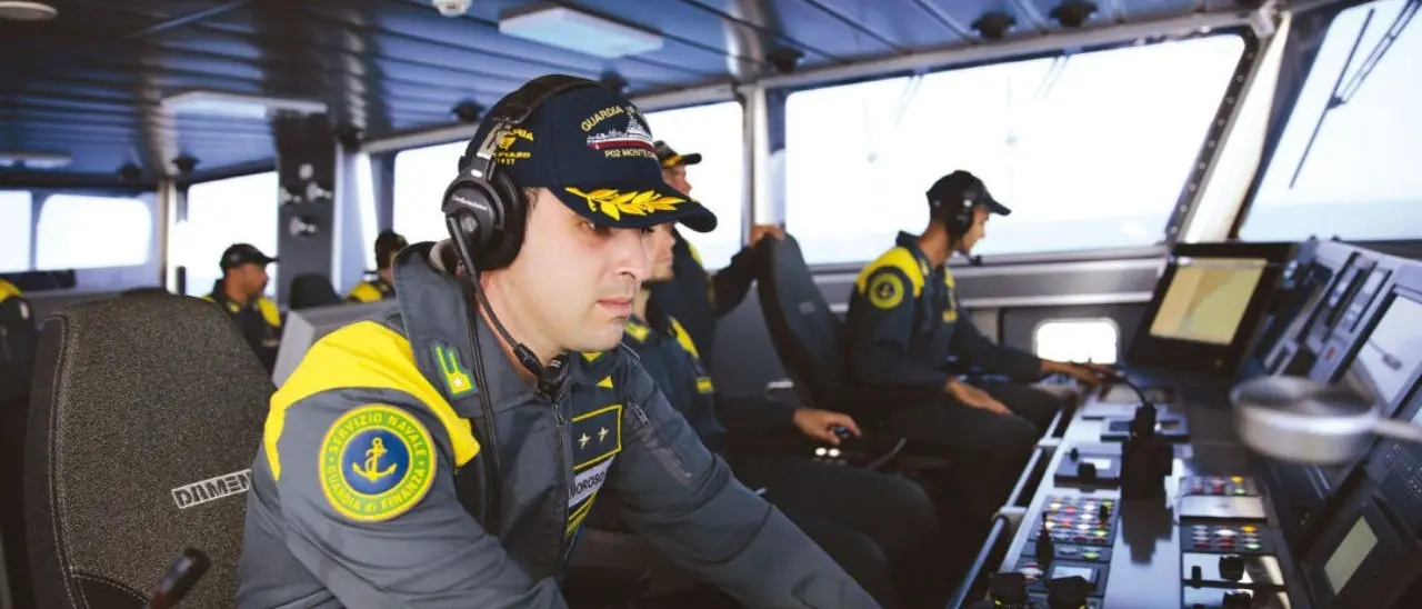 Crotone, avrebbero condotto un’imbarcazione con a bordo 161 migranti poi soccorsi in mare: fermati tre scafisti