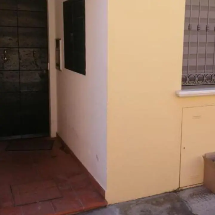 Pesaro, colpita al volto con un mattone per strada: grave una 40enne