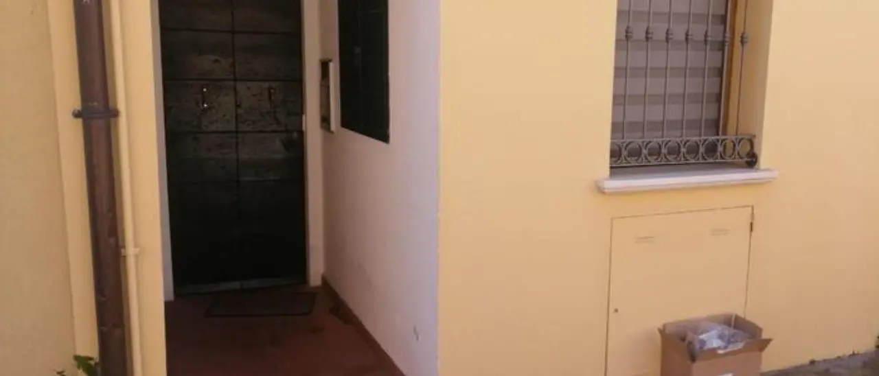 Pesaro, colpita al volto con un mattone per strada: grave una 40enne