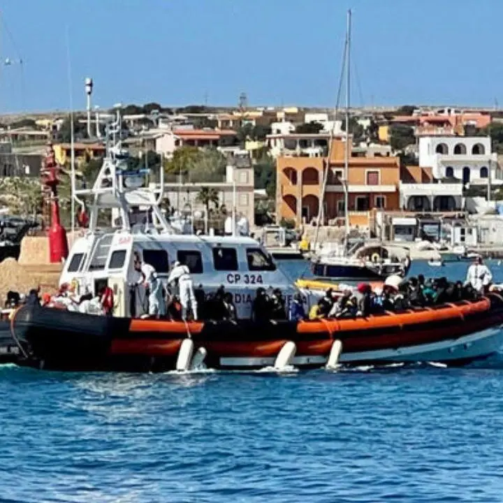 Migranti, ancora sbarchi a Lampedusa: in 102 arrivati nella notte