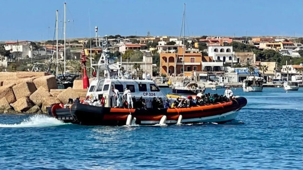 Migranti, ancora sbarchi a Lampedusa: in 102 arrivati nella notte