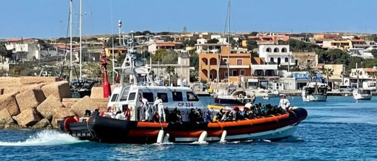 Migranti, ancora sbarchi a Lampedusa: in 102 arrivati nella notte