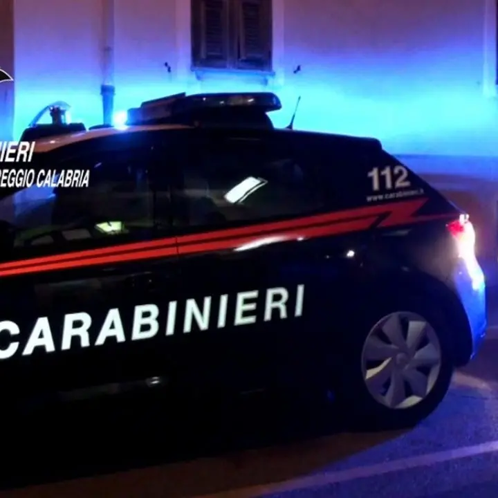 Rapinò una donna davanti a un istituto scolastico di Reggio dopo aver rubato un’auto: arrestato dai carabinieri