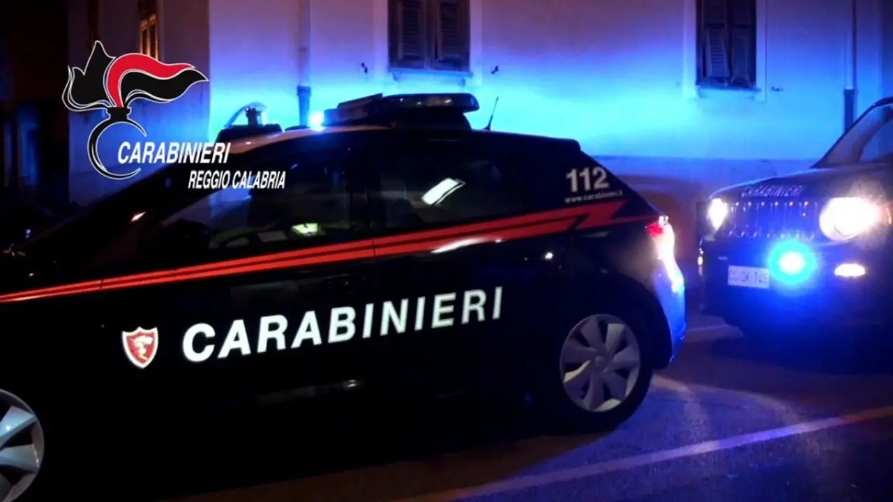 Rapinò una donna davanti a un istituto scolastico di Reggio dopo aver rubato un’auto: arrestato dai carabinieri