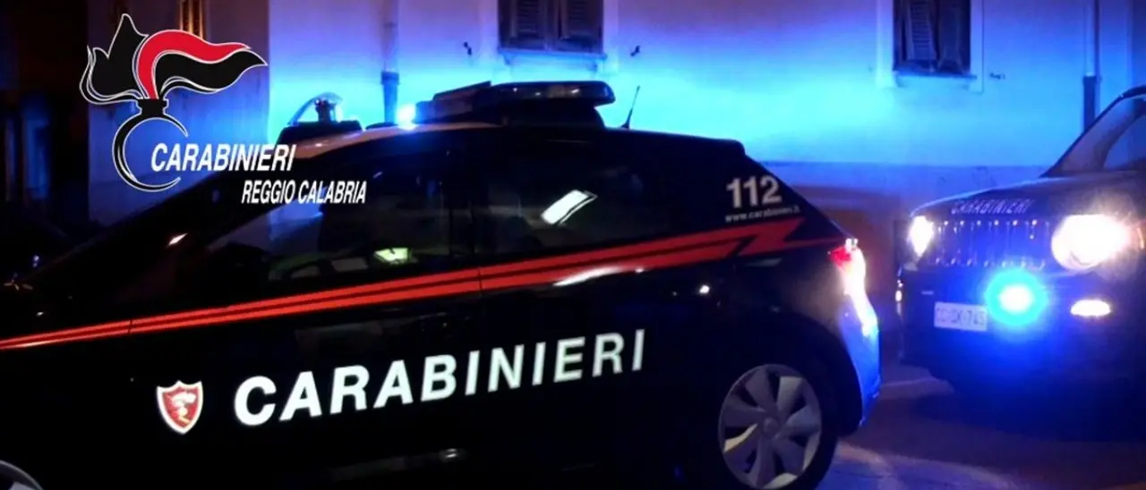 Rapinò una donna davanti a un istituto scolastico di Reggio dopo aver rubato un’auto: arrestato dai carabinieri