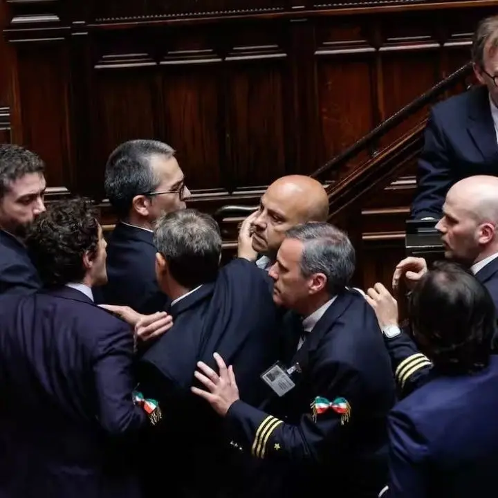 La Camera approva il Def ma è bagarre: il calabrese Stumpo (Pd) si scaglia verso i banchi della maggioranza