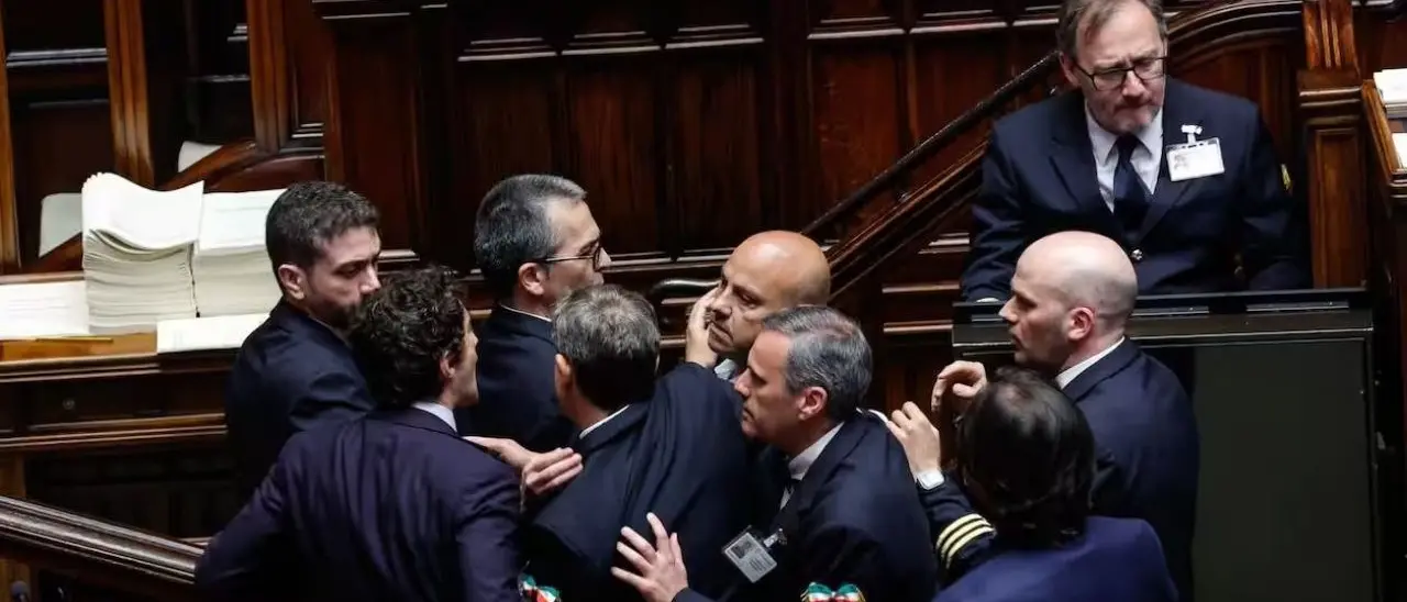 La Camera approva il Def ma è bagarre: il calabrese Stumpo (Pd) si scaglia verso i banchi della maggioranza