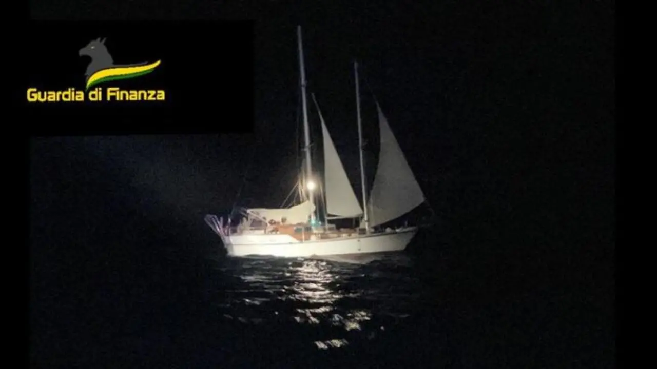 Al timone di una barca a vela partita dalla Turchia e approdata a Crotone nei giorni scorsi: fermati presunti scafisti