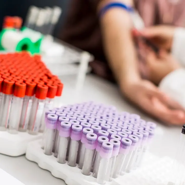Esami del sangue per pazienti “fantasma”, 24 indagati tra medici e infermieri dell’ospedale di Cetraro