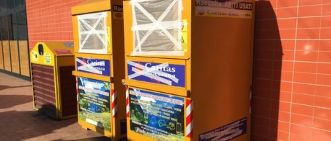 Neonata trovata morta dentro a un cassonetto a Milano: il corpicino scoperto da un uomo che stava depositando vestiti