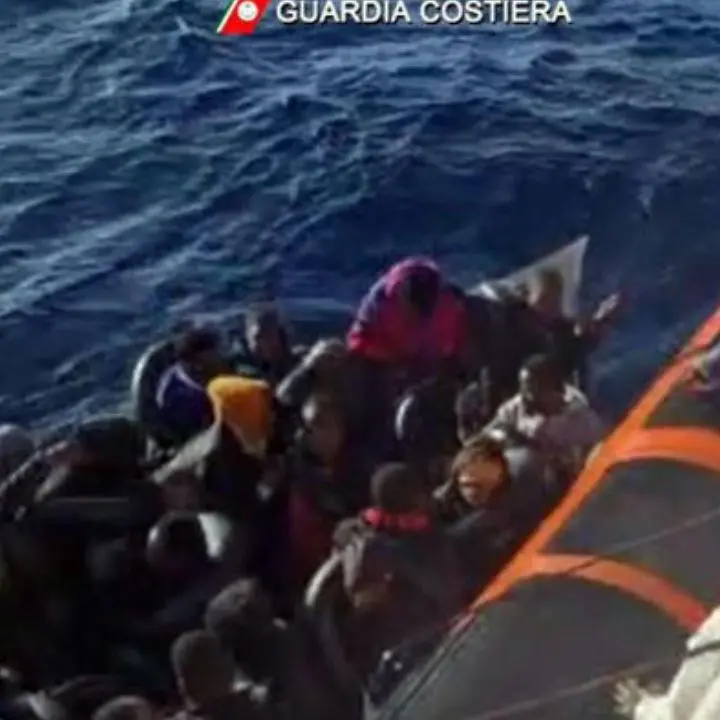Migranti, peschereccio tunisino assalta barchino per rubare il motore, annega bimba di 4 anni