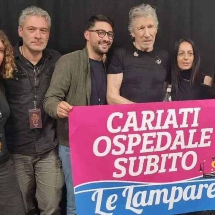 Roger Waters in concerto a Bologna: «Basta armi, abbiamo bisogno di soldi per gli ospedali calabresi»