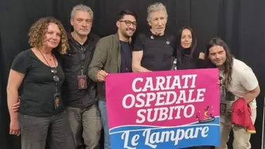 Roger Waters in concerto a Bologna: «Basta armi, abbiamo bisogno di soldi per gli ospedali calabresi»