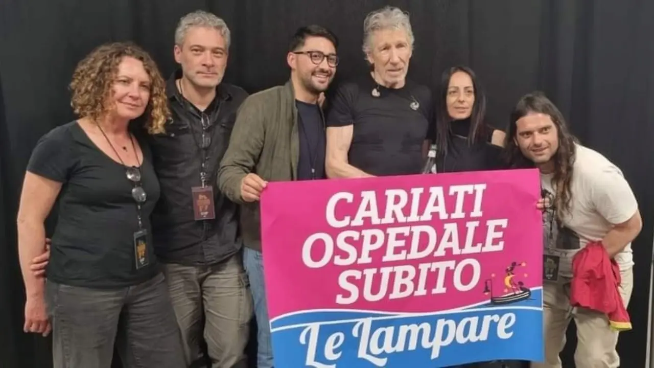 Roger Waters in concerto a Bologna: «Basta armi, abbiamo bisogno di soldi per gli ospedali calabresi»