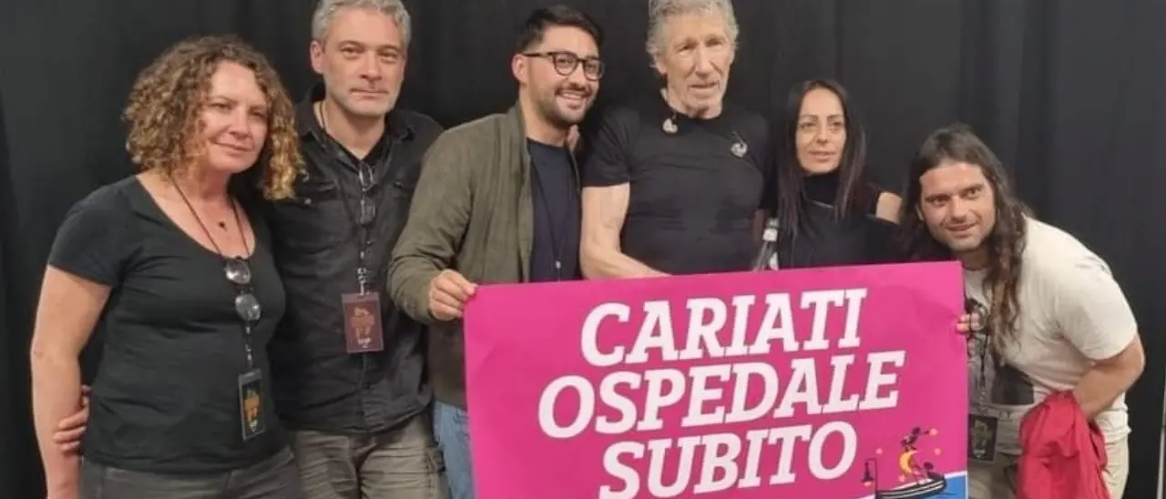 Roger Waters in concerto a Bologna: «Basta armi, abbiamo bisogno di soldi per gli ospedali calabresi»