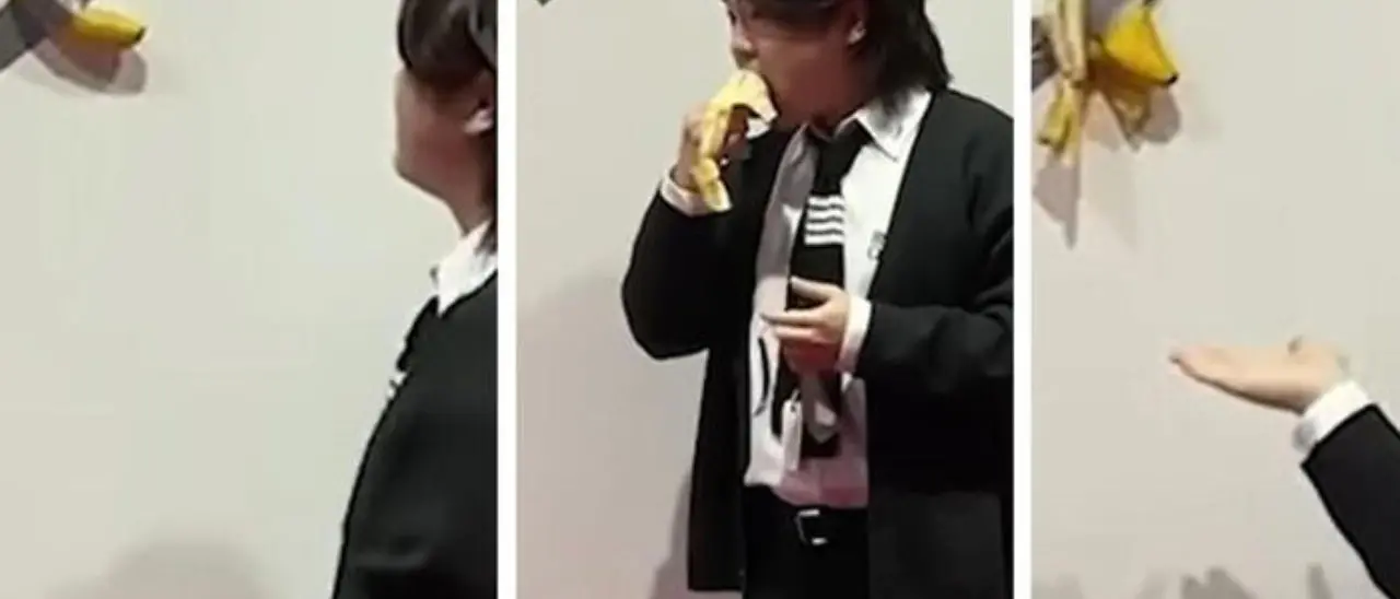 Seul, studente mangia la banana artistica di Cattelan: «Non avevo fatto colazione e avevo fame»