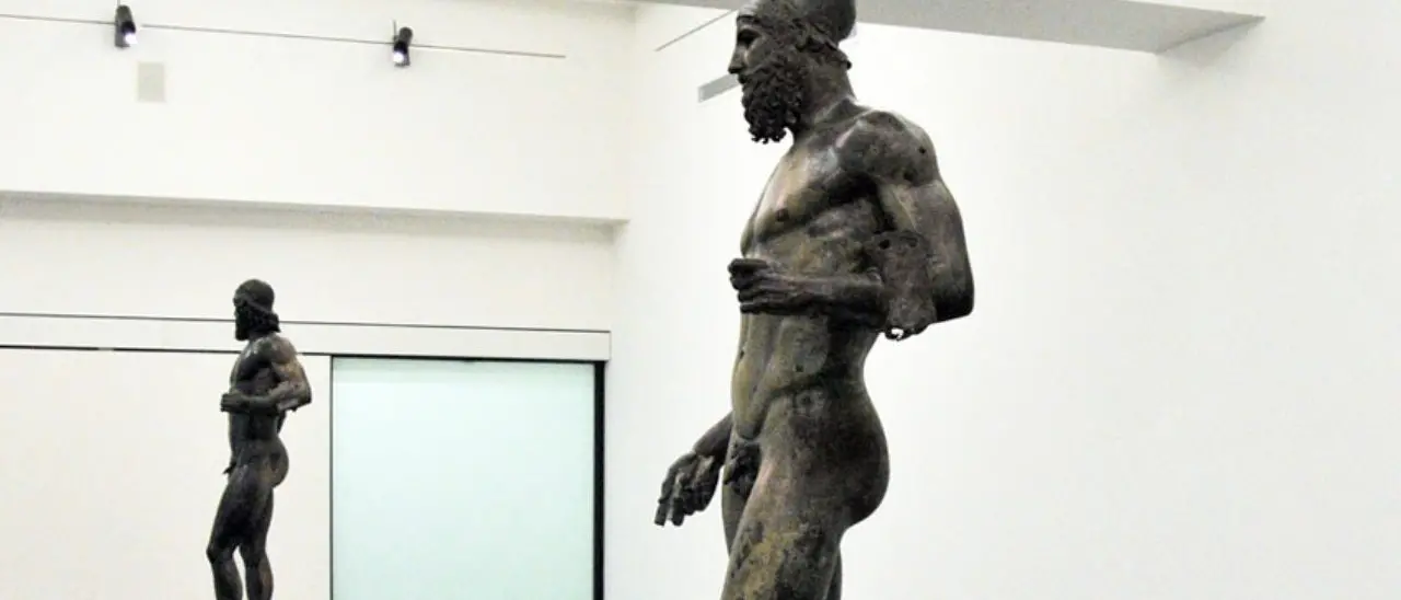 Reggio Calabria, la pioggia non ferma i turisti: in tanti in fila per ammirare i Bronzi di Riace