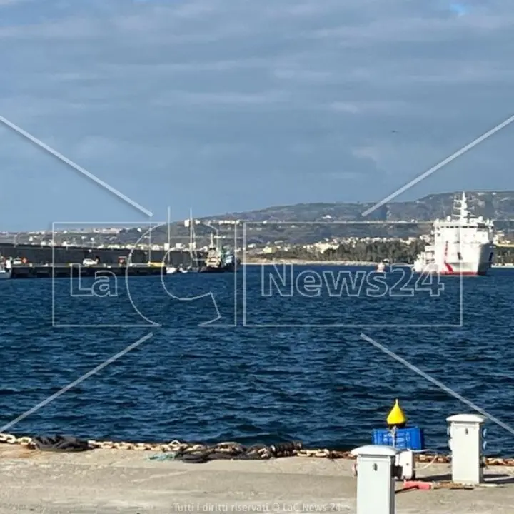 Reggio, oggi l’arrivo da Lampedusa della nave militare Vega con a bordo 491 migranti