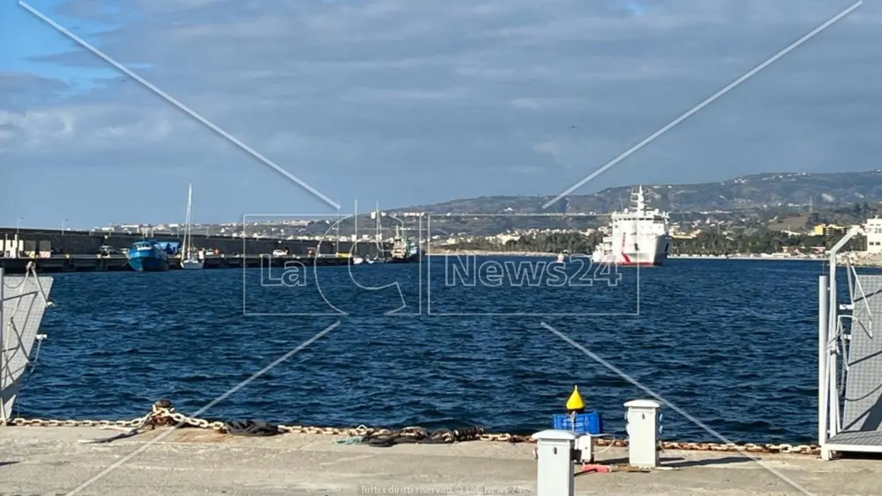 Reggio, oggi l’arrivo da Lampedusa della nave militare Vega con a bordo 491 migranti