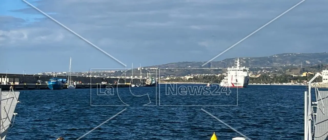 Reggio, oggi l’arrivo da Lampedusa della nave militare Vega con a bordo 491 migranti