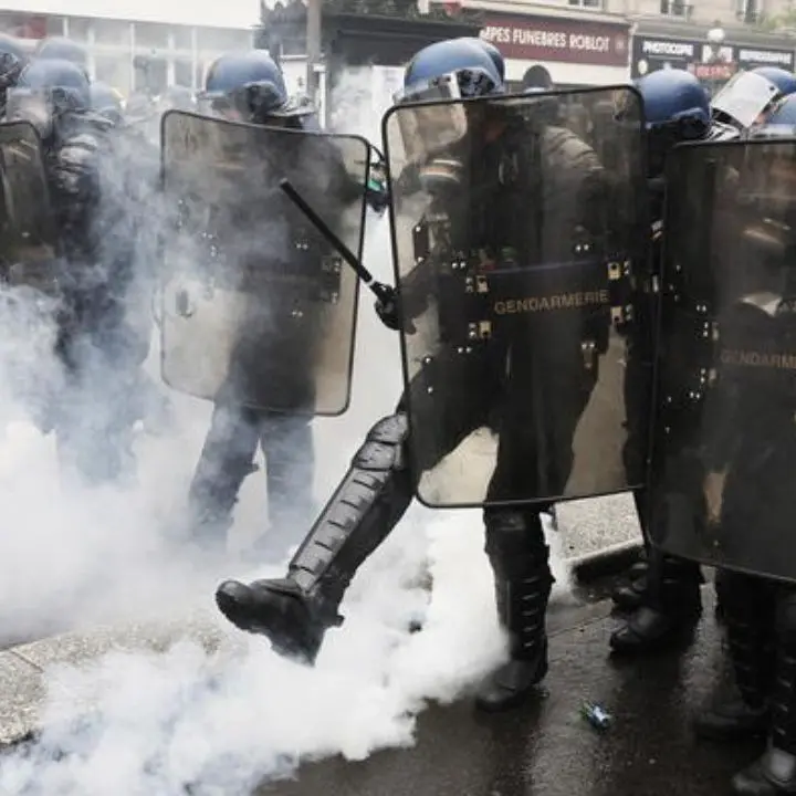 Primo Maggio, scontri in Francia durante la festa del lavoro: 108 agenti feriti e 291 arresti