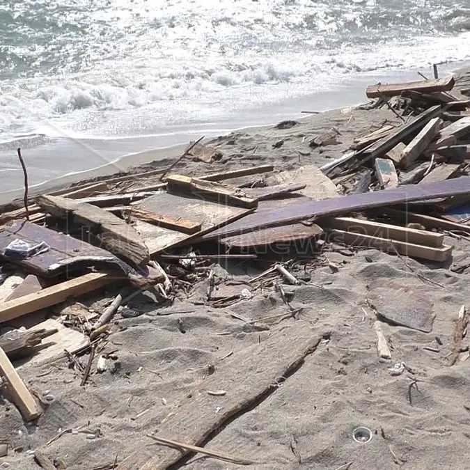 Naufragio di Cutro, uno dei superstiti: «Gli scafisti tolsero i cellulari ai migranti al momento dell’imbarco»