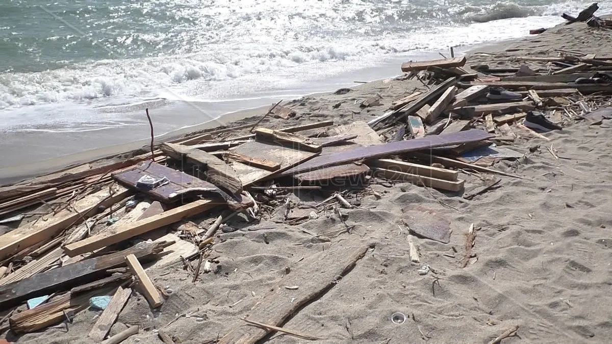 Naufragio di Cutro, uno dei superstiti: «Gli scafisti tolsero i cellulari ai migranti al momento dell’imbarco»