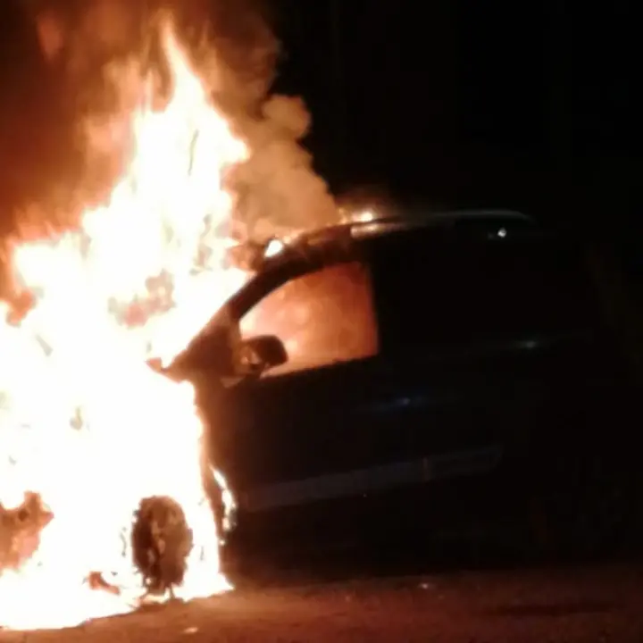 Corigliano Rossano, auto in fiamme nella notte nella zona industriale